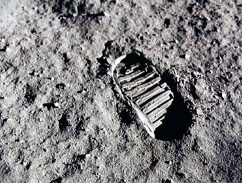 Astronaulta deixa sua marca no solo lunar