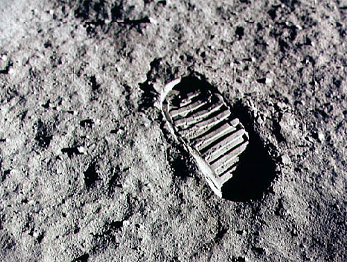 Astronaulta deixa sua marca no solo lunar Astronaulta deixa sua marca no solo lunar