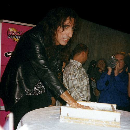 Alice Cooper com a mão no gesso