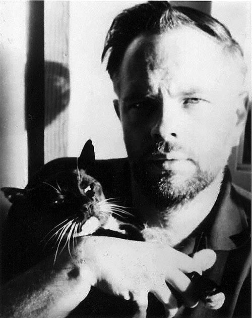 Phillip K. Dick com o gato Phillip K. Dick com o gato