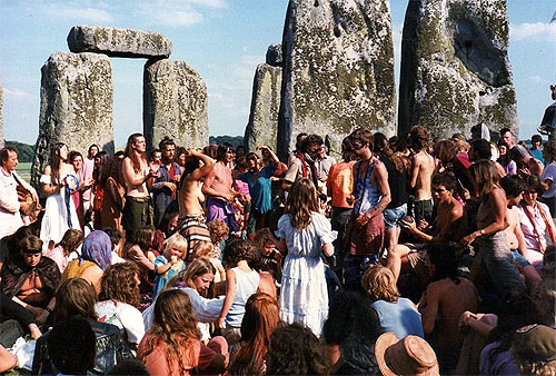 Hippies festejam no meio do monumento em 1984 Hippies festejam no meio do monumento em 1984